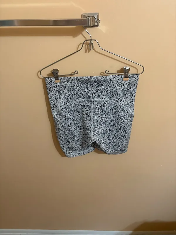 Lululemon Train Times 6” Shorts in Ditsy Daisy White Black - Image 5