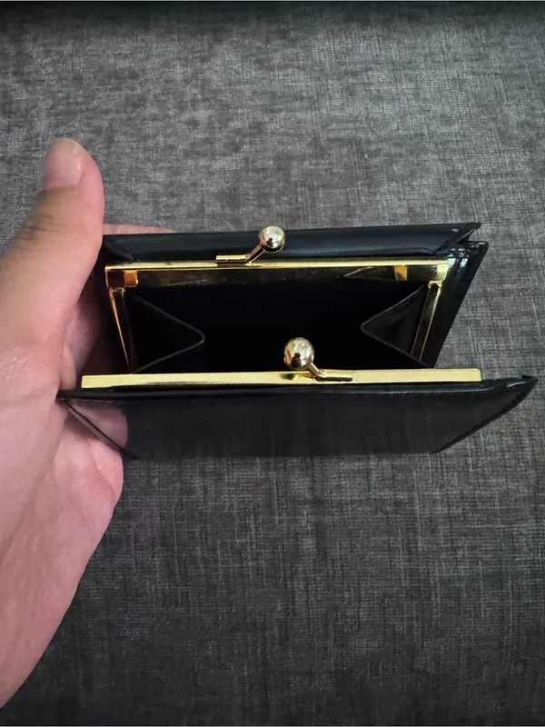 VINTAGE Moschino • Wallet • Leather • Tri Fold • Kiss Lock Coin Slot • Heart - Image 10