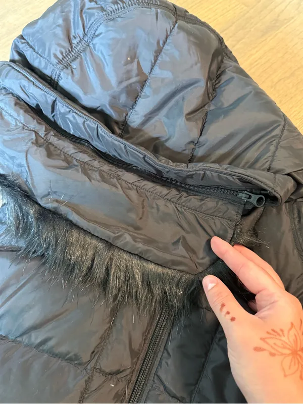The North Face Black Gotham Puffer Vest  
Size Medium - Image 7