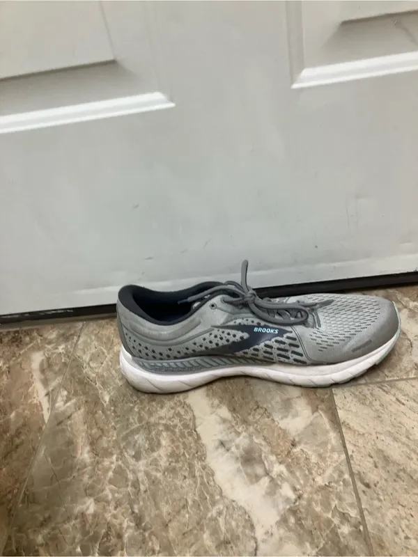 Brooks Adrenaline GTS 21 Running Shoes women’s 12 grey - Image 4