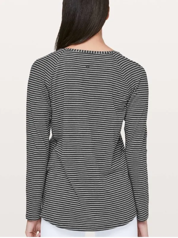 Lululemon Emerald Long Sleeve In Grey and White Sz 8 - Image 2