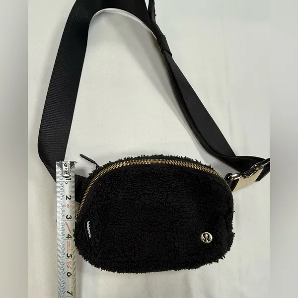 lululemon athletica Black Sherpa Crossbody Belt Bag - Image 3