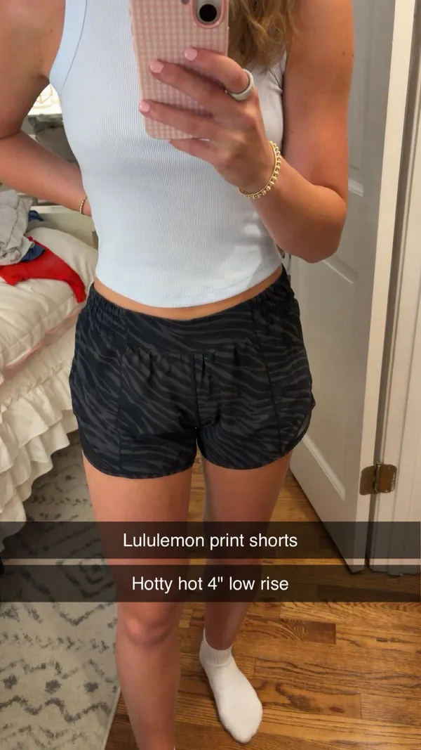 Lululemon Hotty Hot Shorts 4" low rise - Image 4