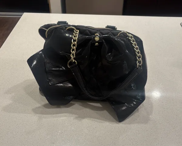Black bow Betsey Johnson purse with gold chain - Image 2