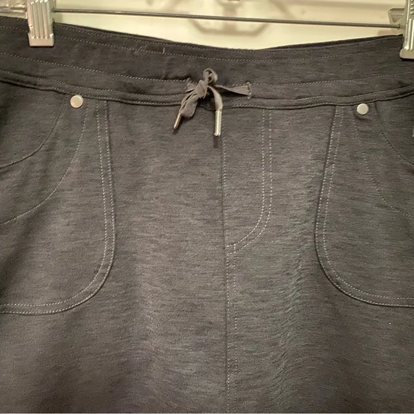 medium cargo skort in charcoal. - Image 6