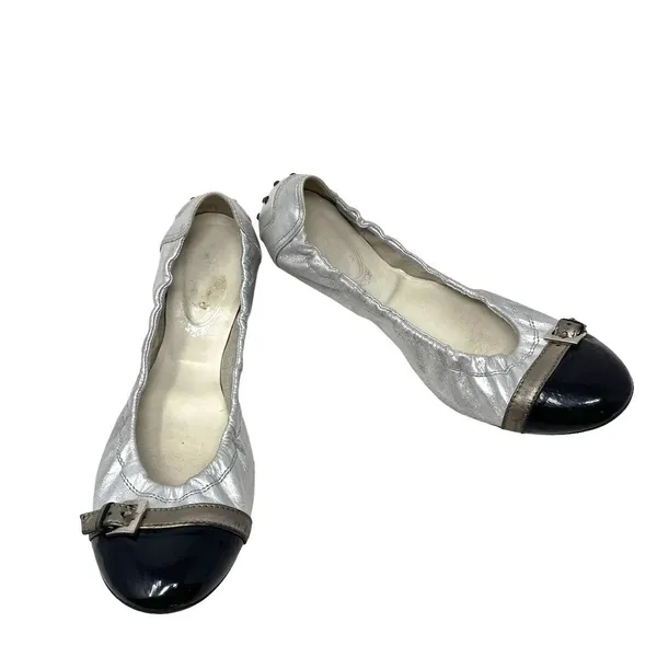 Tod's Silver Scrunch Ballet Flats with‎ Black Patent Leather Buckle Toe Size 9.5 - Image 3