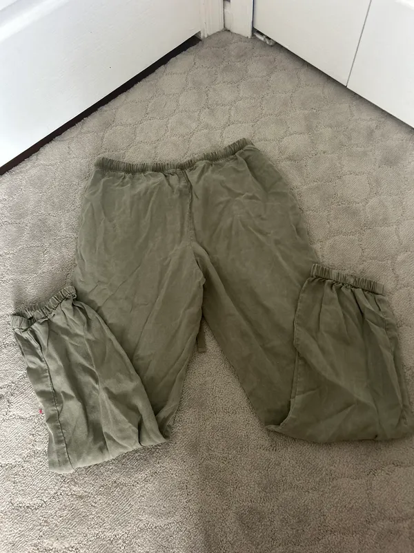 Cloth & Stone Cropped Green Linen Pants - Image 4