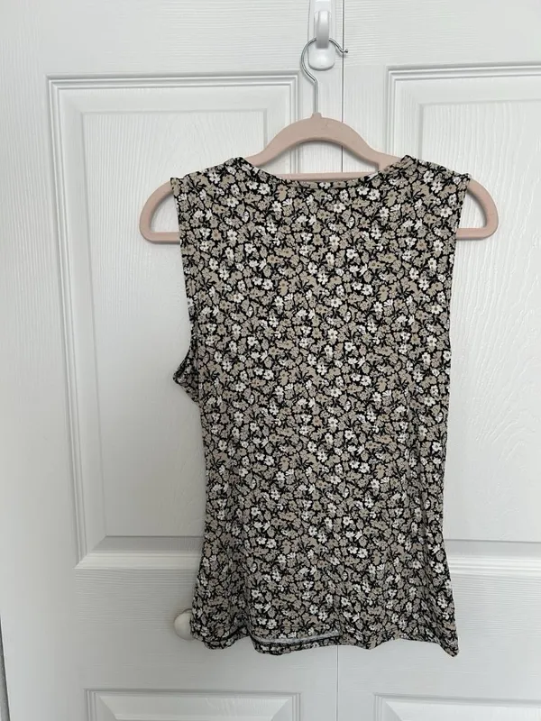 Ann Taylor Faux Wrap Surplice Sleeveless Jersey Blouse Tan Floral Sz S - Image 2