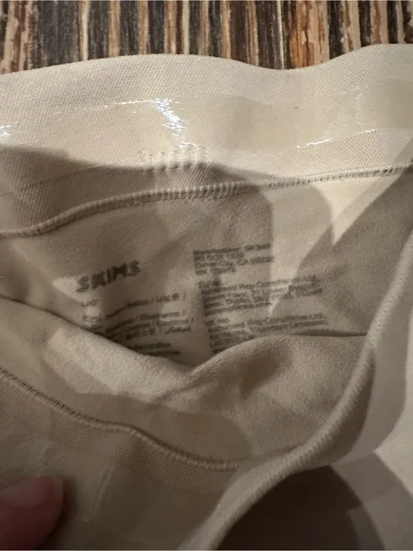 SKIMS NWT High-Waisted mid thigh Shapewear Shorts large - Image 2