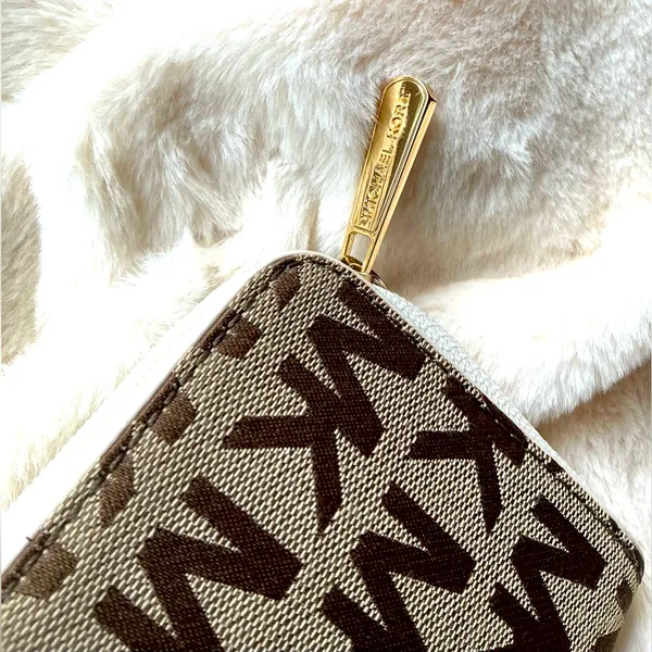 Michael Kors zip around wallet 💵💷💶💰 - Image 8