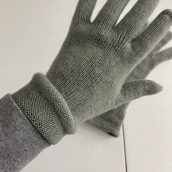 EUC women’s soft knit long foldable medium gray‎ warm winter gloves accessories - Image 4