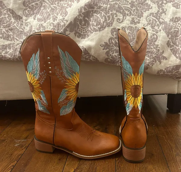 Boots Size 8 - Image 2