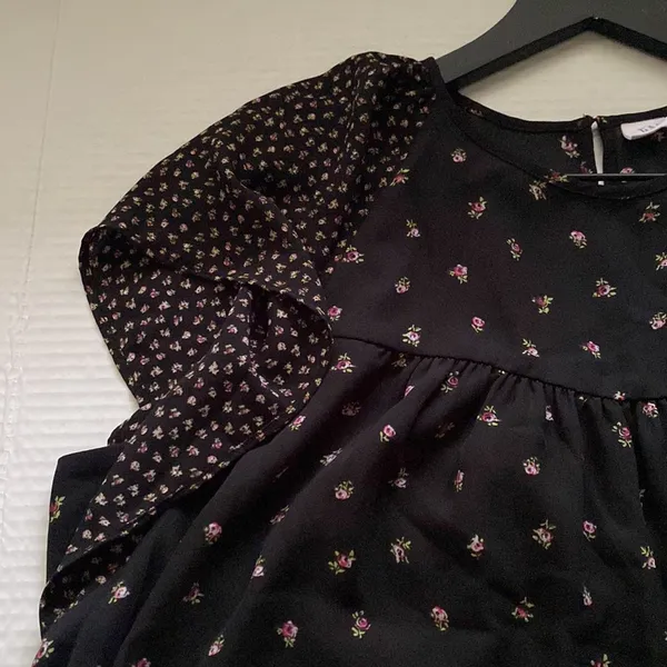Gap pink rose bud black swing blouse, size large - Image 2