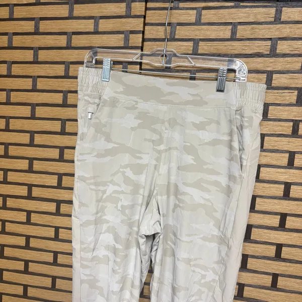 Athleta Gray And Tan Brooklyn Camo Jogger Size‎ 10 - Image 3