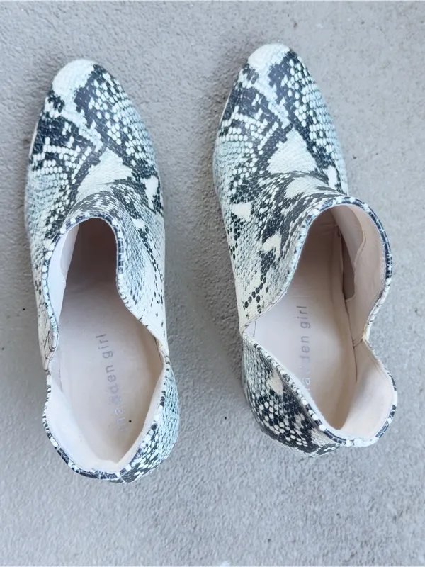 Steve Madden White and Black Snake-Print Pointed Ankle Booties Sz 8 - Image 6