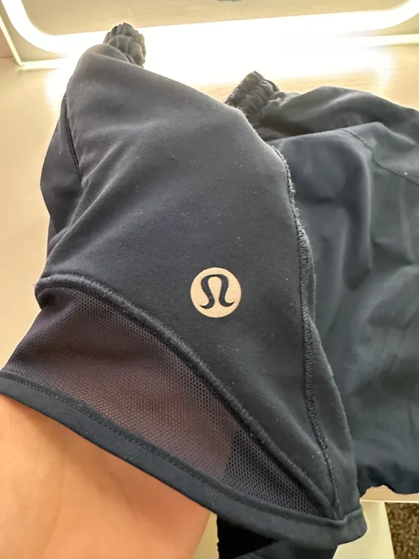 Lululemon Hotty Hot Shorts Low-Rise 2.5" - Image 3