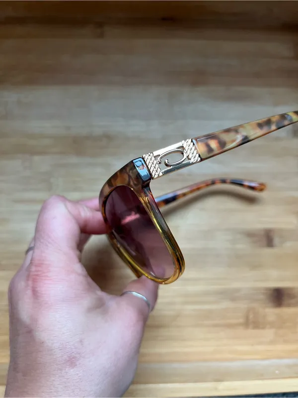 •Woman’s Oscar de la Renta tortoiseshell sunglasses• - Image 4