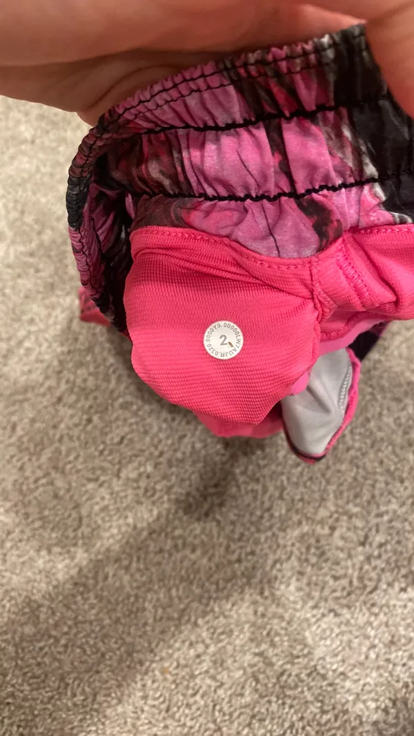 Lululemon Shorts 2.5" Hotty Hot Low-Rise - Image 5