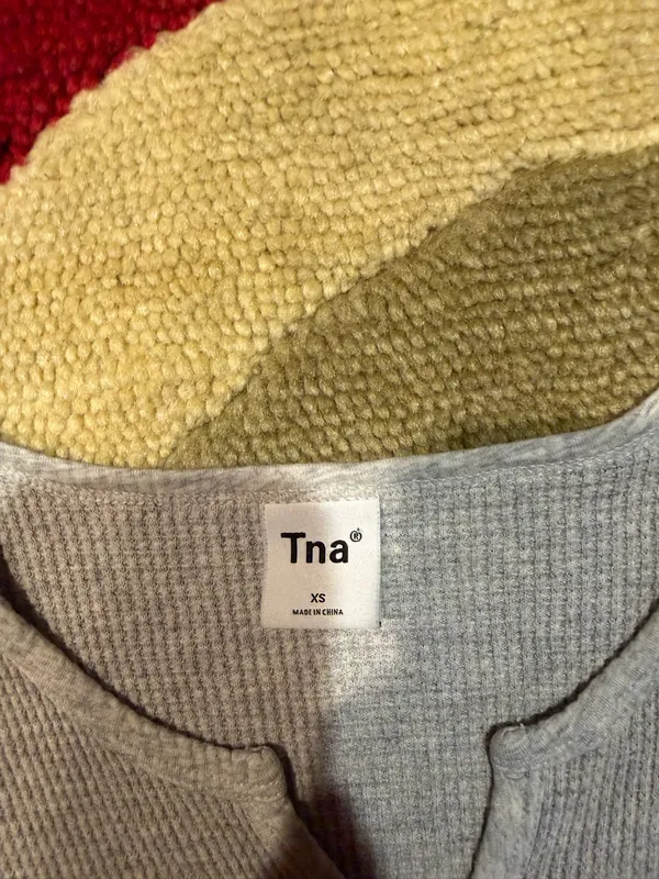 Aritzia Tna Waffle Knit Notch Cropped Tee Shirt Baby Tee Grey Size XS - Image 2