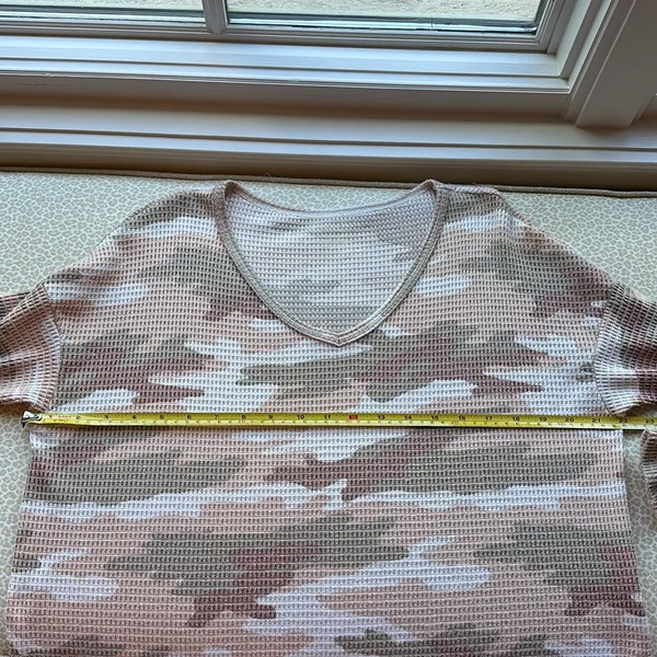 American Eagle Long Sleeve Oversized Peach Camo Waffle Knit Top size XS - Image 7