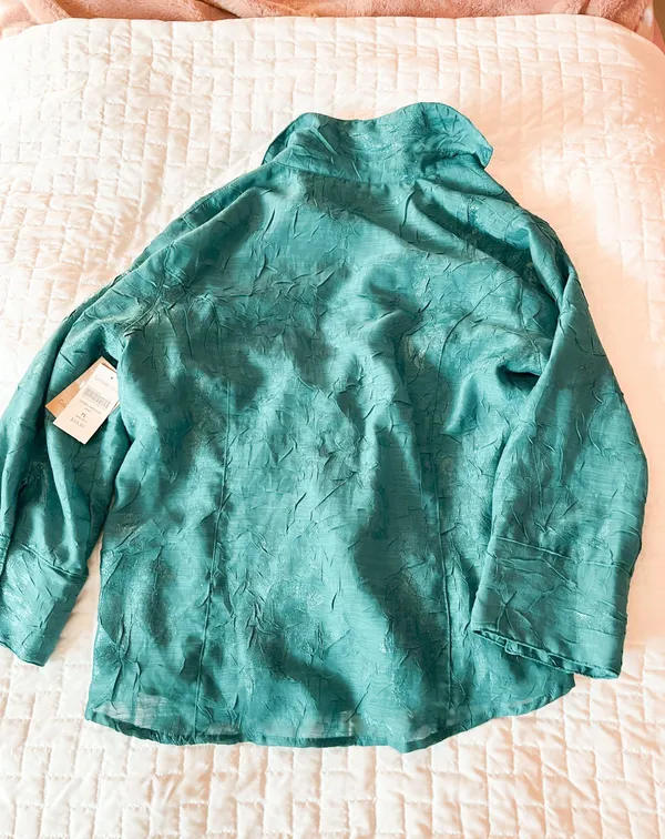 Coldwater Creek Blue Crinkle Shimmer Button Down Blouse Size Large Petite - Image 2