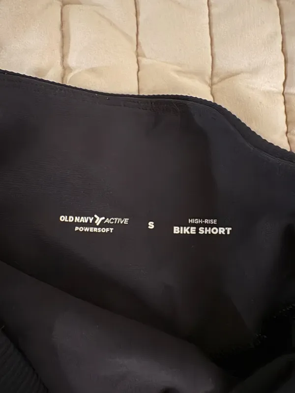 Old Navy Women's Black High-Waist Ribbed Biker Shorts 8” - Image 2
