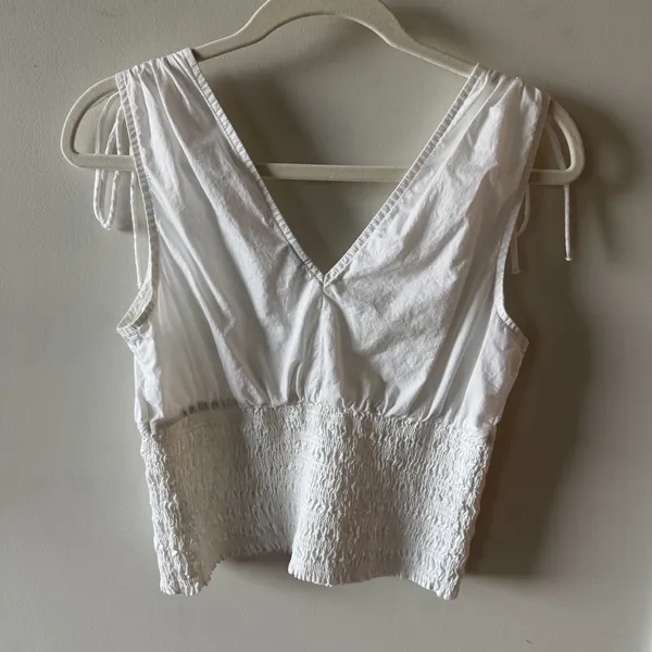 Old Navy Sleeveless v-neck tie shoulder smocked blouse - Image 3