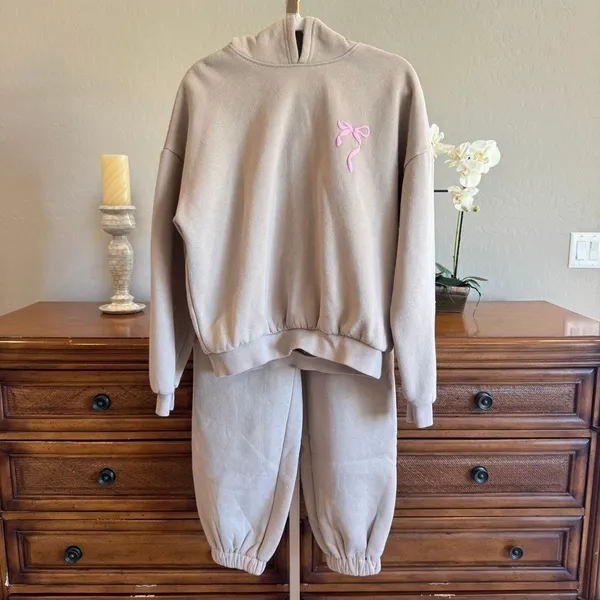 Edikted Sasha Bow Detail Hoodie & Sweatpants Set Beige Pink S - Image 2