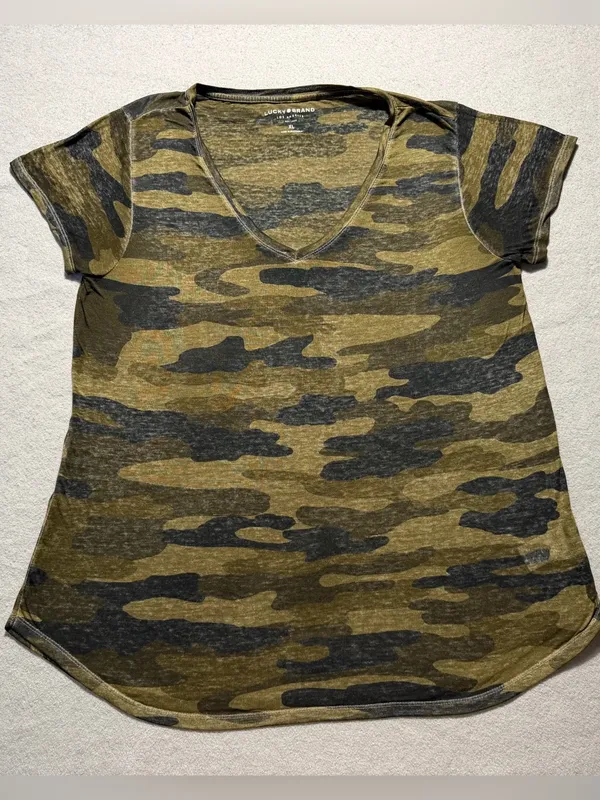 Lucky Brand Women’s XL Camo V-Neck T-Shirt Green Short Sleeve Curved Hem - Image 3