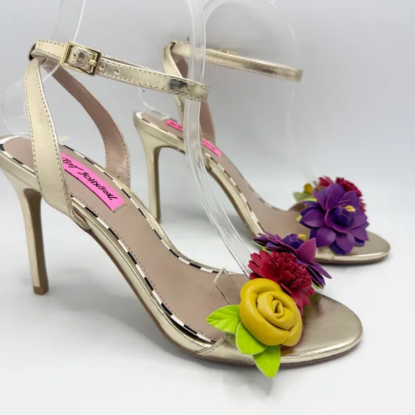 Betsey Johnson Fluer Sandals Heels Flower embellished Size 7.5 Gold Metallic - Image 2