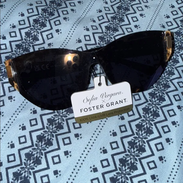 Foster Grant Black Sunglasses with Gold Accents - Image 2