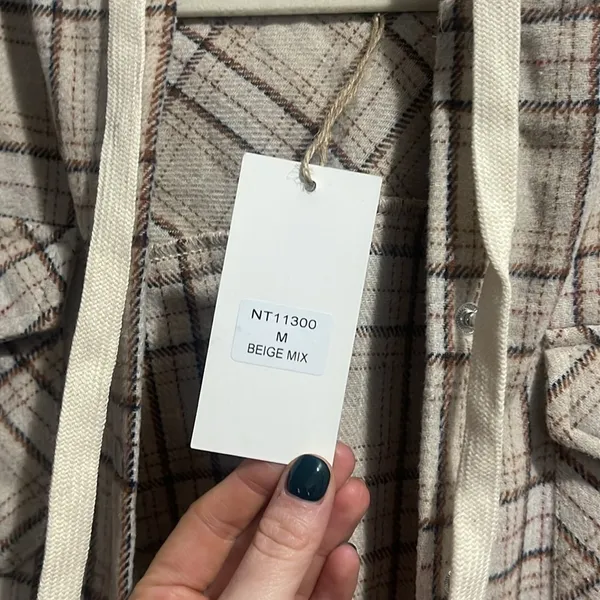 NEW IN Oversized Flannel Button Down Plaid Jacket Raw Hem NWT Tan Size M - Image 9