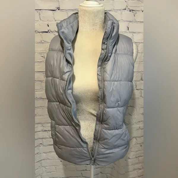 Old Navy gray puffer vest size small - Image 2