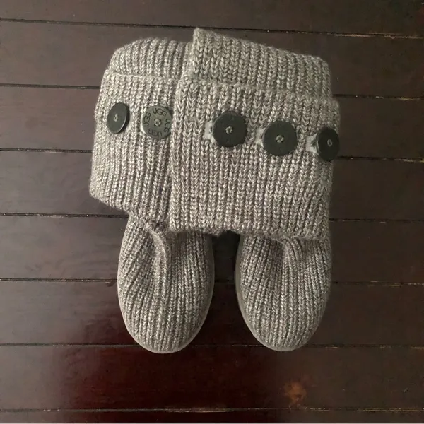 UGG Classic Cardy knitted sweater 3 button fold over boots.Silver color. Size: 8 - Image 7