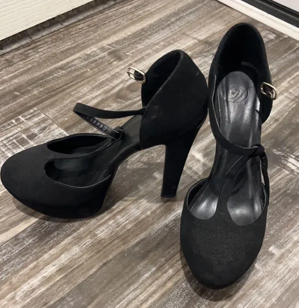 Black High Heels Size 8 - Image 3