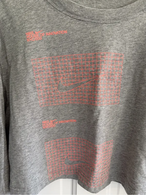 Nike Sportswear NYC House of Innovation Cropped Long Sleeve Tee Gray M - Image 2