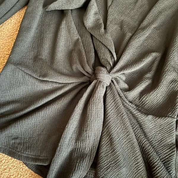 This&More black front knotted long sleeved top S - Image 3