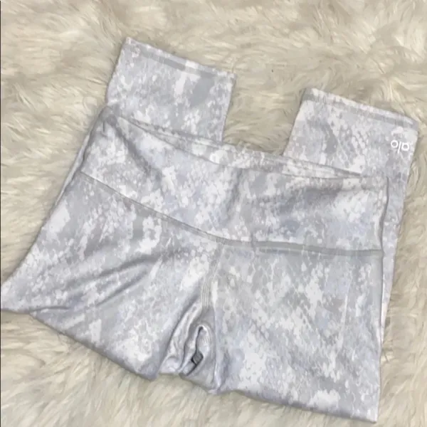 ALO yoga white python cropped leggings - Image 4