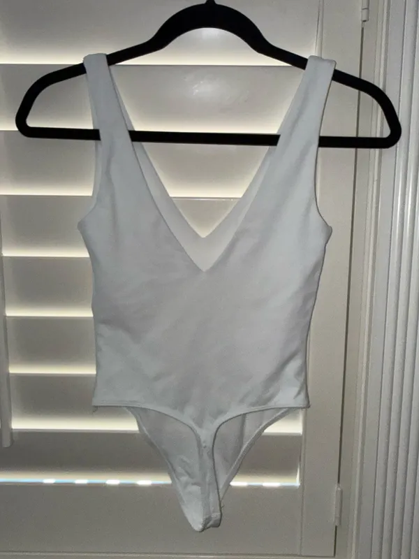 Aritzia Babaton Contour V-Neck Bodysuit White Size XS - Image 3
