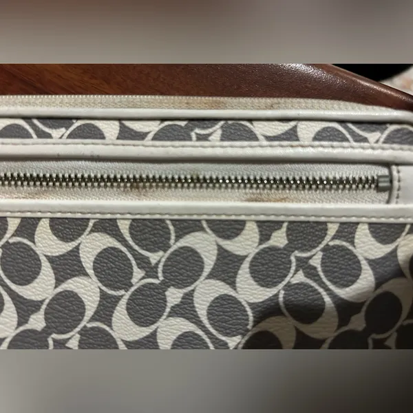 Coach Gray & Ivory Women's Wallet *flaws read notes - Image 4