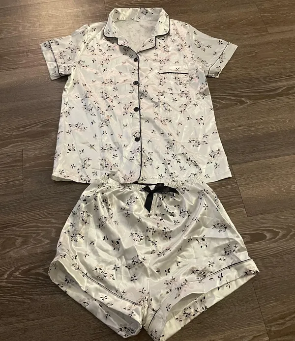Boutique New White Flower Print Satin Pajama Set. Size Small - Image 4