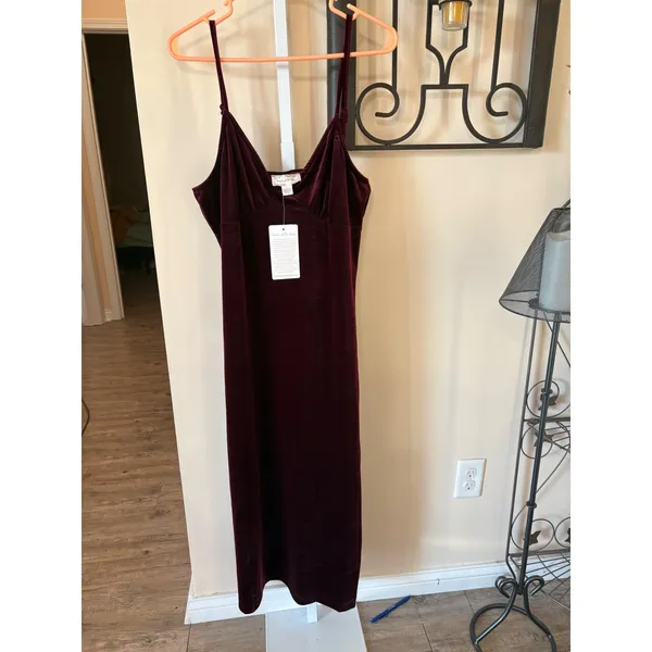 Band of the Free Women Burgundy Velvet Midi Dress V-Neck Pleated Bust Size L - Image 2