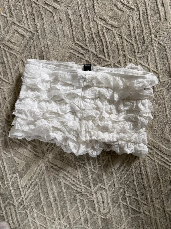 White Ruffle Shorts Edikted - Image 2