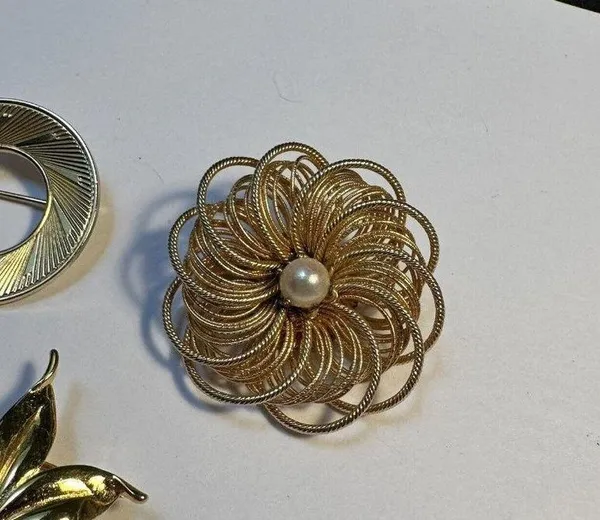 Lot Of 3 Gold Tone Brooch Pins Faux Pearl - Image 8
