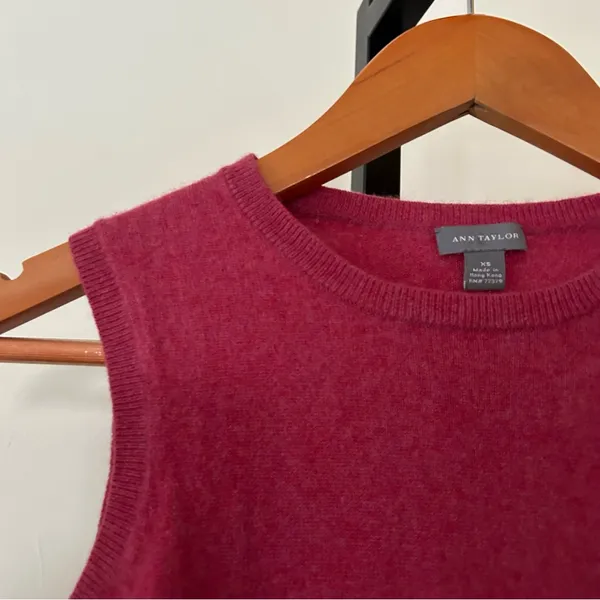 Ann Taylor Cashmere Sleeveless Tank Top Shell Sweater Raspberry Pink Size XS‎ - Image 2