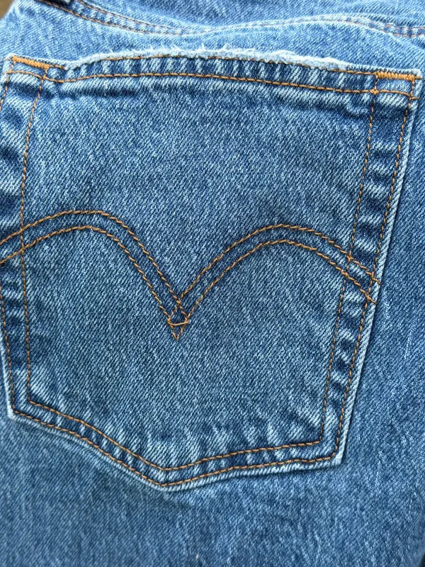Levi’s Jeans Wedgie Straight Light Wash Distressed Size 26 - Image 12