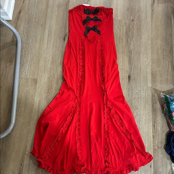 Elegant Red Strapless Dress with Black Bow Accents - Image 2