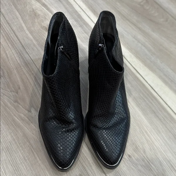 Franco Sarto pebbled leather Brooks ankle heeled boots size 7 - Image 8