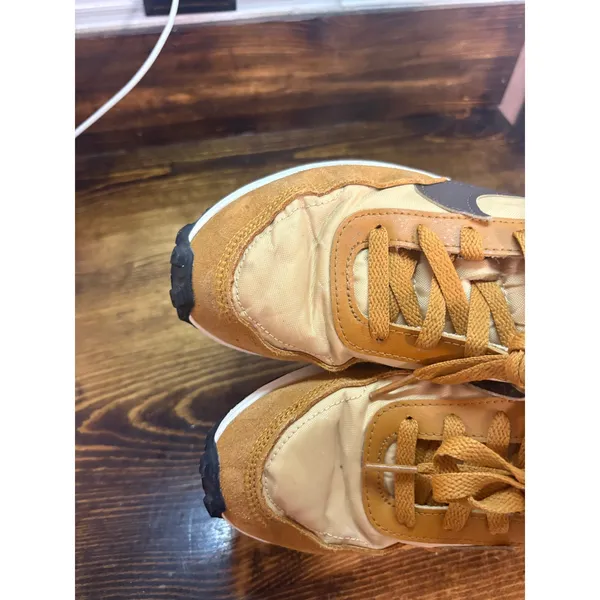 Nike gold sneakers size 7.5? - Image 4