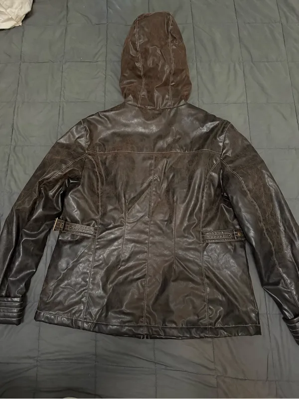 Brown leather jacket with hood and pockets. Size: L #leatherjacket #outerwear - Image 2